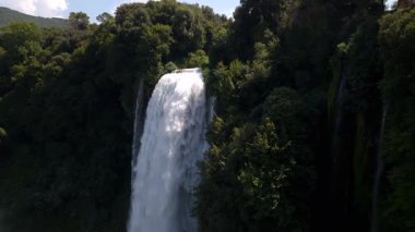 Terni-İtalya hidroelektrik santraline güç veren Marmore Şelalesi atlayışı