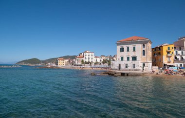 Santa Maria di Castellabate Yazın kumsalda güneşlenen insanları gösteriyor