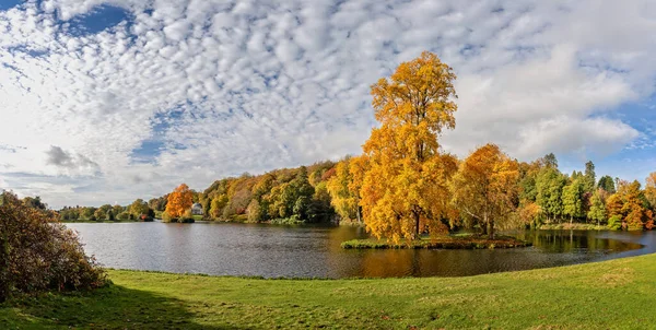 Panoramalandskapet Trädgården Och Sjön Vid Stourhead Helhöstfärger Guld Rött Och — Stockfoto