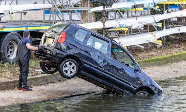 8 Kasım 2022 'de Avon, Warwickshire, İngiltere' de Stratford 'da meydana gelen tuhaf kazadan sonra araç River Avon' dan çıkarıldı.