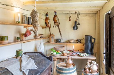 8 Kasım 2022 'de İngiltere' nin başkenti Warwickshire 'da Henly Caddesi' nde William Shakespeare 'in doğduğu yerde av kuşları ve tavşanların asılı olduğu kiler.