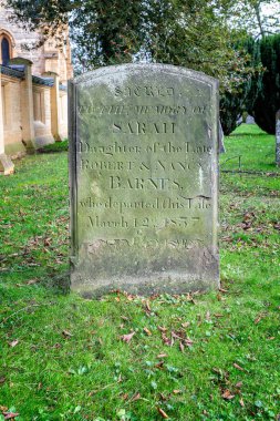 8 Kasım 2022 'de İngiltere' nin başkenti Avon 'da bulunan Stratford' daki Kutsal Üçleme Kilisesi 'nde eski bir mezar taşı.