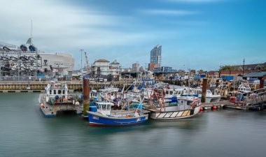 30 Eylül 2021 'de Portsmouth, Hampshire, İngiltere' deki tarihi liman olan Camber 'da balıkçı tekneleri, yatlar ve sürat tekneleri.