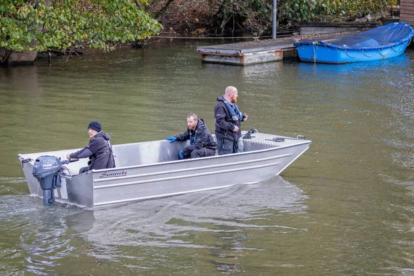 2022年11月8日に英国ウォリックシャー州エイヴォン川の汚染を確認する3人の環境庁職員を含むボート — ストック写真