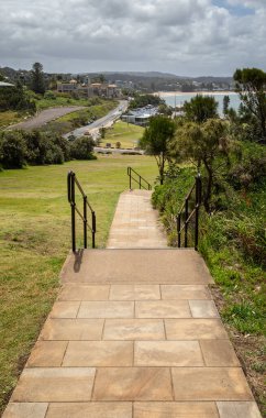 19 Aralık 2022 'de Avustralya' nın Terregal Sahili 'ne doğru Skillion bakış açısına doğru olan basamaklardan aşağıya bakın.