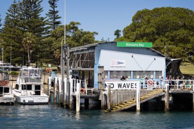 9 Aralık 2022 'de Avustralya, Sydney Limanı' ndaki Watsons Körfezi feribot terminaline yaklaşıyoruz.