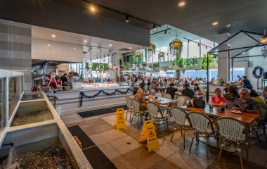 28 Aralık 2022 'de Sydney, Sydney, New South Wales, Avustralya' daki kapalı deniz ürünleri restoranında restoranlar.