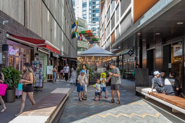 28 Aralık 2022 'de Darling Square, Sydney, NSW, Avustralya yakınlarındaki The Exchange binasının yanındaki yaya geçidinde dükkanlar ve kafeler