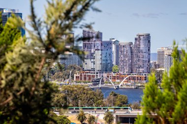 Perth Central Business District ve Elizabeth Quay Köprüsü önplanda trenle 25 Ekim 2019 'da Perth, Batı Avustralya, Avustralya' da