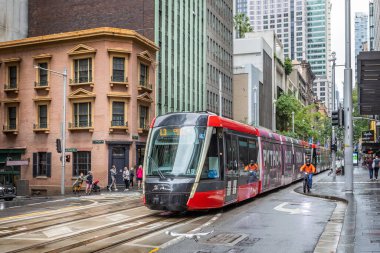 Avustralya 'nın orta kesiminde 7 Ocak 2023' te George Caddesi boyunca seyahat eden yeni Light Rail tramvayı kapanıyor.