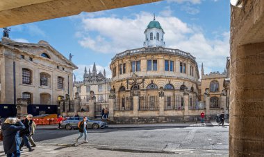Sheldonian Tiyatrosu ve Bodleian kütüphane binaları Broad Street, Oxford, Oxfordshire, İngiltere 'de 25 Mart 2023 tarihinde