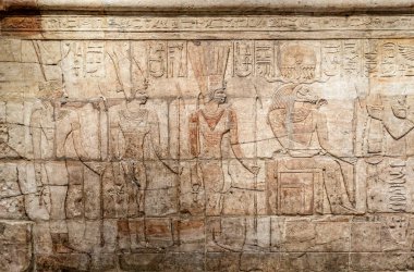 16 Haziran 2022 'de İngiltere' deki Ashmolean Müzesi 'nde sergilenmekte olan eski Mısır hiyeroglifleriyle oyulmuş büyük bir duvarı kapatın.
