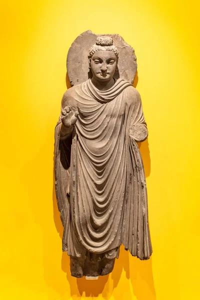 Κοντινό Πλάνο Ενός Αγάλματος Του Βούδα Ενάντια Στο Κίτρινο Φόντο — Φωτογραφία Αρχείου