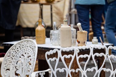 2 Nisan 2023 'te, İngiltere' nin Somerset kentindeki Frome Sunday Market 'te bulunan eski seramik ve cam şişe koleksiyonunu kapatın.