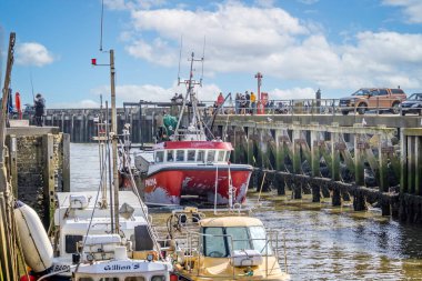 7 Mayıs 2023 'te İngiltere' nin Dorset kentindeki West Bay limanına dönen bir Catamaran balıkçı teknesinin kapanışı.