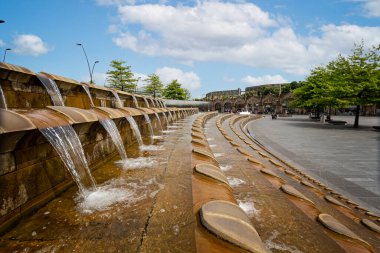 Sheffield Tren İstasyonu 'nun önündeki Sheffield Meydanı' nda 18 Mayıs 2018 'de Sheffield, Yorkshire, İngiltere' de çekildi.