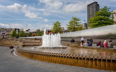 Sheffield Tren İstasyonu 'nun önündeki Sheffield Meydanı' nda 18 Mayıs 2018 'de Sheffield, Yorkshire, İngiltere' de çekildi.