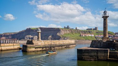Whitby fenerler ve Whitby Abbey görünümünden Whitby, Yorkshire, İngiltere 21 Mayıs 2018'de alınan Batı iskeleler