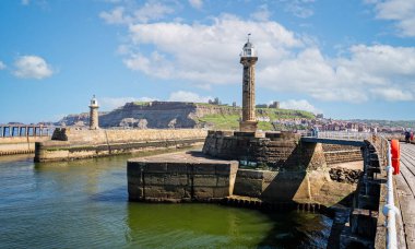 Whitby fenerler ve Whitby Abbey görünümünden Whitby, Yorkshire, İngiltere 21 Mayıs 2018'de alınan Batı iskeleler