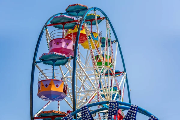 Närbild Tom Scarborough Funfair Ferris Wheel Mot Blå Himmel Tagna — Stockfoto
