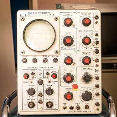 Vintage Oscilloscope. Tip 545B, 24 Mayıs 2023 'te Kanada, Ontario, Carp' taki yeraltı Diefenbunker serpinti sığınağında