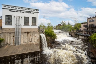 24 Mayıs 2023 'te Kanada' nın Almonte kentindeki Mississippi Nehri 'nde hidroelektrik üretimi