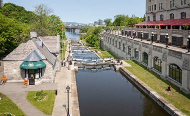 Ottawa, Ontario, Kanada 'daki Fairmont Chateau Laurier lüks otelinin yanında 27 Mayıs 2023' te Rideau kanalı kapanır.