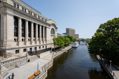 Kanada Senato Binası, 27 Mayıs 2023 tarihinde Kanada 'nın Ontario kentindeki Rideau Kanalı' nın yanında kurulmuştur.