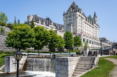 Kanada 'nın Ontario kentindeki Fairmont Chateau Laurier Oteli' nin önündeki kanal 27 Mayıs 2023 'te kilitlendi.