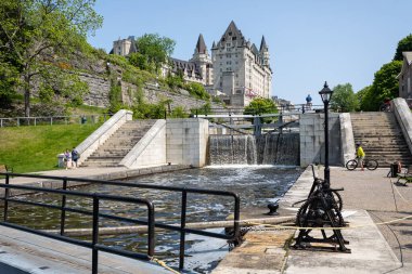 Kanada 'nın Ontario kentindeki Fairmont Chateau Laurier Oteli' nin önündeki kanal 27 Mayıs 2023 'te kilitlenir.