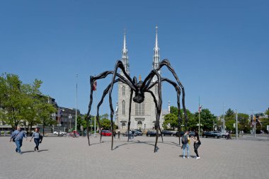 Kanada Ulusal Galerisi ve Kanada 'nın Ontario kentindeki Notre Dame katedrali önünde 27 Mayıs 2023 tarihinde Louise Bourgeois tarafından yapılmış Maman Örümcek Heykeli