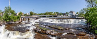 Suyun panoramik görüntüsü 28 Mayıs 2023 'te Kanada' nın Ontario kentindeki Almonte kentine düşer.