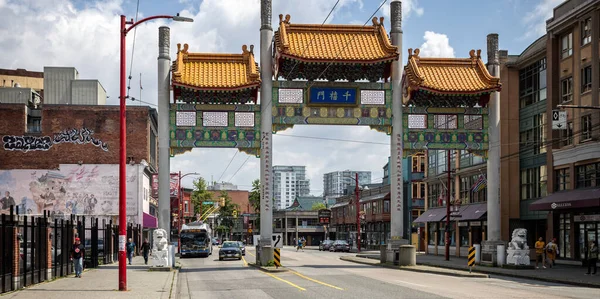 2023年5月30日在加拿大不列颠哥伦比亚省温哥华的唐人街千禧入口大门 — 图库照片