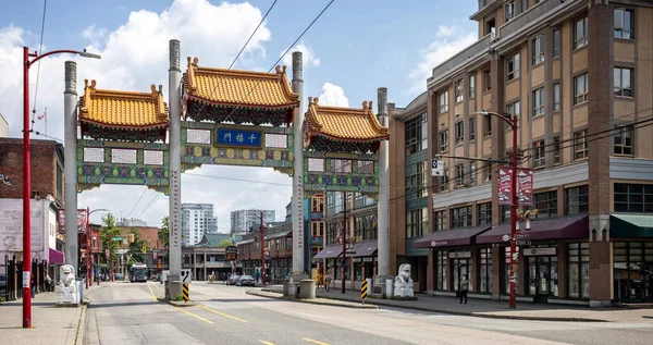 2023年5月30日在加拿大不列颠哥伦比亚省温哥华的唐人街千禧入口大门 — 图库照片