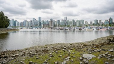 Vancouver şehrinin panoramik manzarası 31 Mayıs 2023 'te Vancouver, British Columbia, Kanada' daki Stanley Park 'tan alındı.