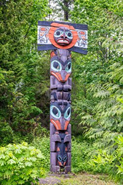 31 Mayıs 2023 tarihinde Kanada 'nın başkenti Vancouver' da Stanley Park 'taki Brockton Point' teki Totem Polonyalıları