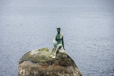 31 Mayıs 2023 'te Vancouver, British Columbia, Kanada' da Stanley Park 'taki bir kayanın üzerinde dalış kıyafeti giymiş bir kız.