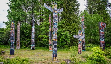 31 Mayıs 2023 tarihinde Kanada 'nın başkenti Vancouver' da Stanley Park 'taki Brockton Point' teki Totem Polonyalıları