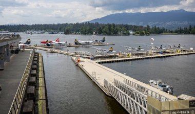 31 Mayıs 2023 'te Vancouver, British Columbia, Kanada' daki Vancouver limanındaki uçuş merkezine demirlemiş deniz uçakları