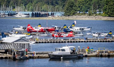 1 Haziran 2023 'te Vancouver, British Columbia, Kanada' daki yüzer terminale demirlemiş liman uçakları grubu