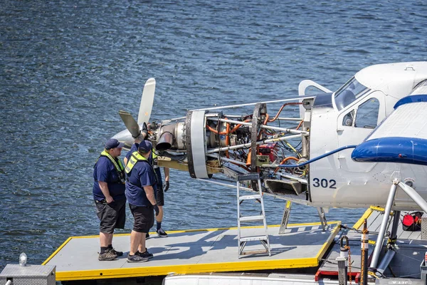 关闭于2023年6月1日在加拿大不列颠哥伦比亚省温哥华漂浮码头开放维修的水上飞机引擎 — 图库照片