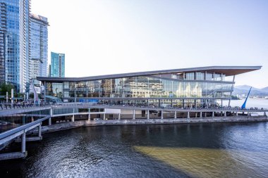 2 Haziran 2023 'te Kanada' daki Vancouver Place, British Columbia, Kanada 'da görülen Vancouver Kongre Merkezi' nin önündeydi.