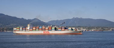 2 Haziran 2023 'te Vancouver, British Columbia, Kanada' ya giden büyük bir konteynır gemisi.