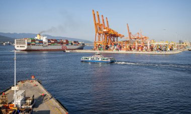 2 Haziran 2023 'te Vancouver, British Columbia, Kanada' da feribotlu büyük konteyner gemisi yanaştı.