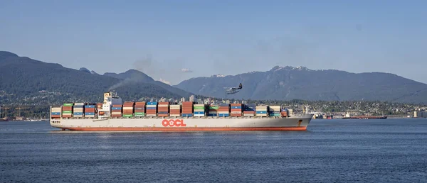 Stora Containerfartyg Med Sjöflygplan Väg Mot Hamnen Vancouver British Columbia — Stockfoto