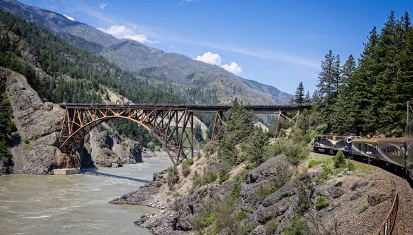 Rocky Mountaineer Luxusní Vlak Blíží Železný Most Podél Řeky Fraser — Stock fotografie