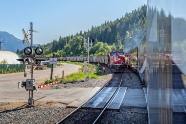 Rocky Dağları 'ndan geçen yük treni 3 Haziran 2023' te Britanya Kolumbiyası, Kanada 'da
