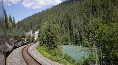 Rocky Dağcısı lüks treni 3 Haziran 2023 'te Rocky Dağları' ndaki Fraser Nehri boyunca dönüyor.