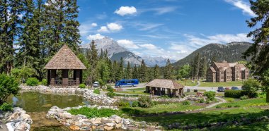 4 Haziran 2023 'te Kanada' nın Banff kentinde Zaman Bahçeleri ve Cascade Dağı 'nın panoramik manzarası