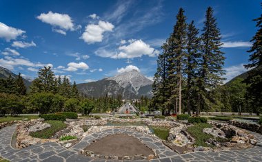 Banff Bulvarı boyunca 4 Haziran 2023 'te Kanada' nın Banff kentindeki Cascade Dağı 'na doğru ilerleyin.